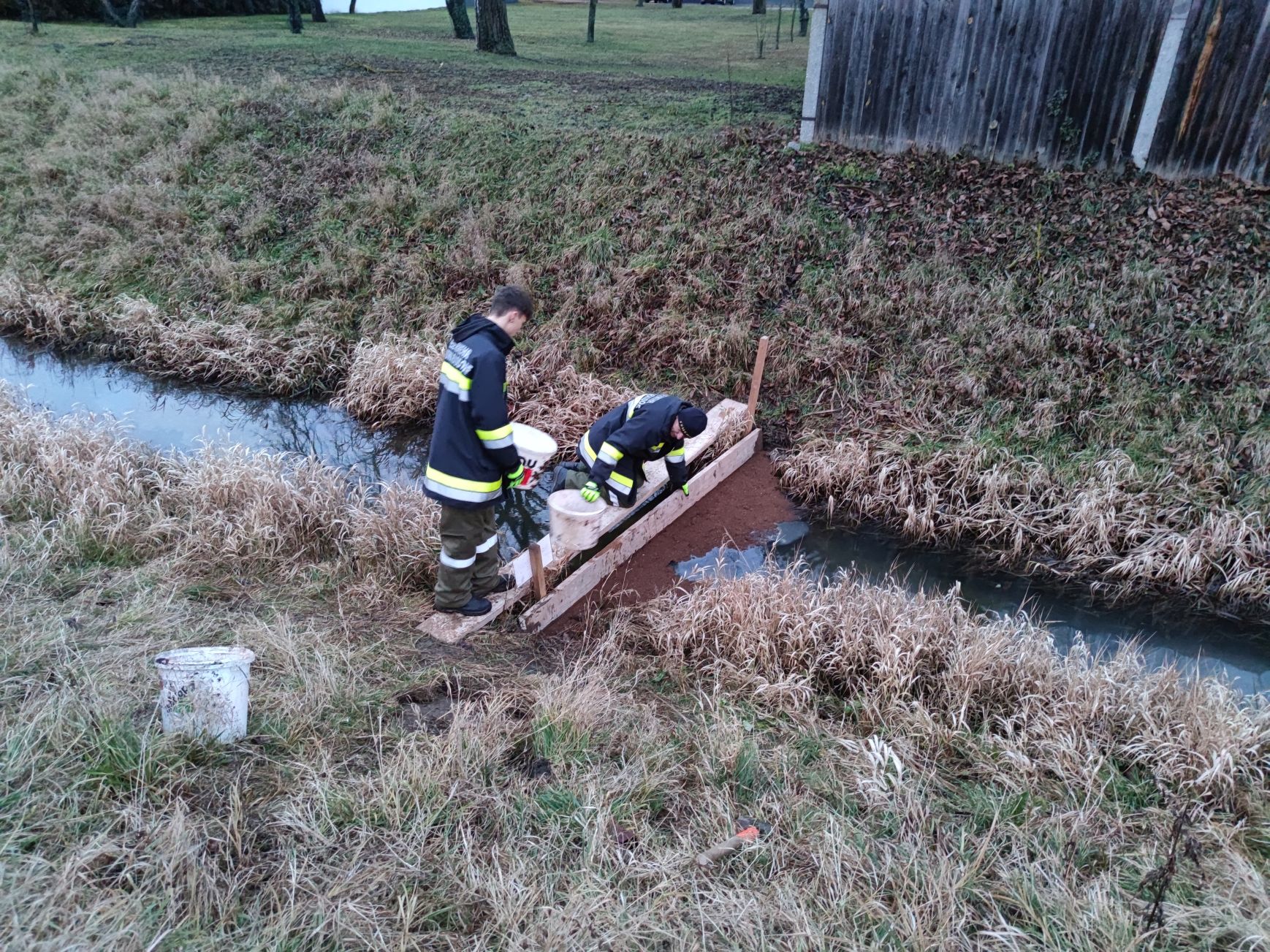 Öl im Raidingbach